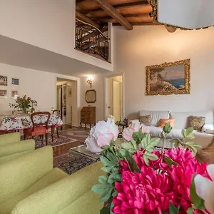 Apartment Quiet And Classic On Two Floors, By Trevi Fountain - Fromhometorome, Rome